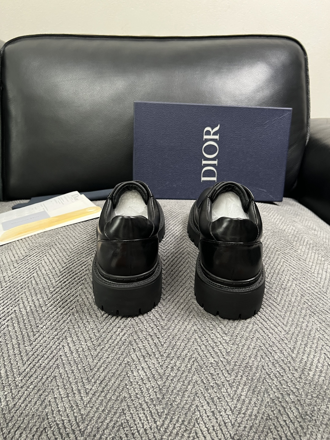 Dior  高品质 顶级工艺品 迪奥  专柜同步 原厂配置，意大利进口原版牛皮面料，透气舒适进口水染牛里垫，鞋底：原厂特