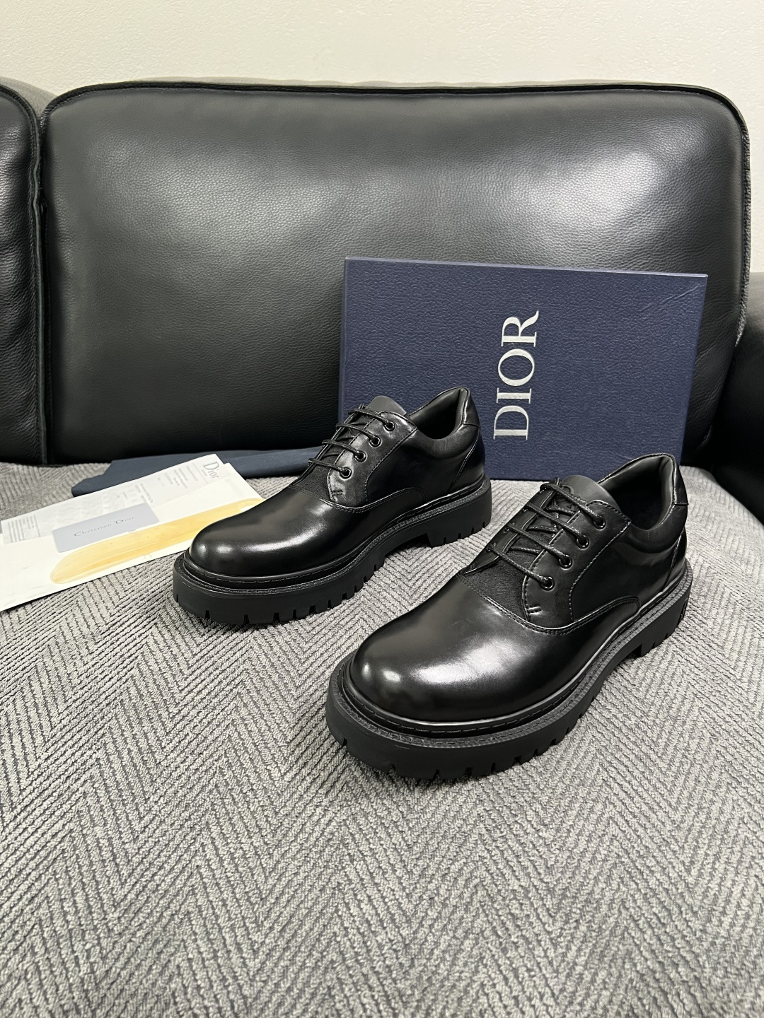 Dior  高品质 顶级工艺品 迪奥  专柜同步 原厂配置，意大利进口原版牛皮面料，透气舒适进口水染牛里垫，鞋底：原厂特