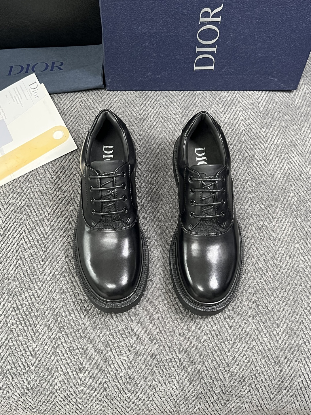 Dior  高品质 顶级工艺品 迪奥  专柜同步 原厂配置，意大利进口原版牛皮面料，透气舒适进口水染牛里垫，鞋底：原厂特