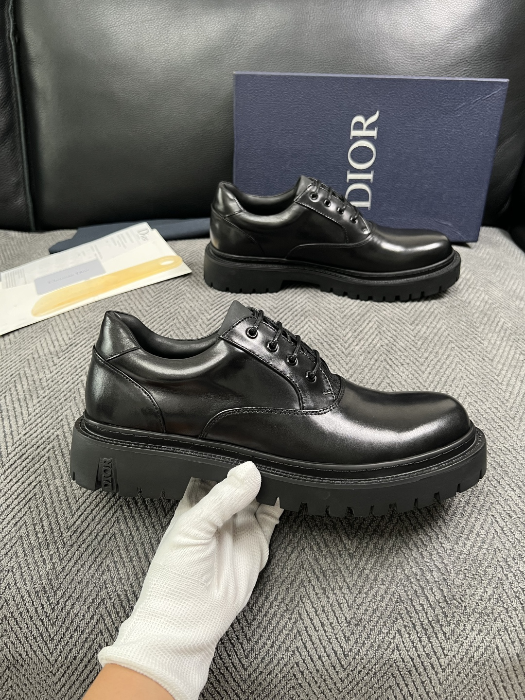 Dior  高品质 顶级工艺品 迪奥  专柜同步 原厂配置，意大利进口原版牛皮面料，透气舒适进口水染牛里垫，鞋底：原厂特