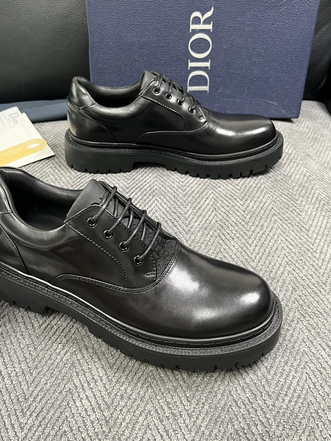 Dior  高品质 顶级工艺品 迪奥  专柜同步 原厂配置，意大利进口原版牛皮面料，透气舒适进口水染牛里垫，鞋底：原厂特