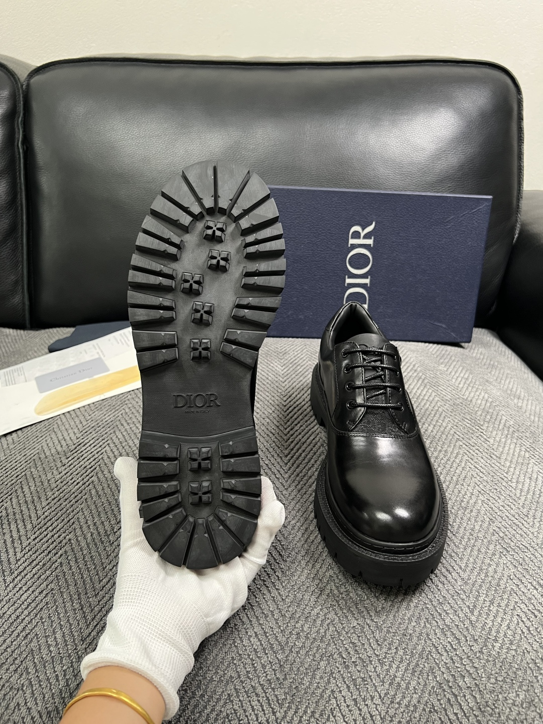 Dior  高品质 顶级工艺品 迪奥  专柜同步 原厂配置，意大利进口原版牛皮面料，透气舒适进口水染牛里垫，鞋底：原厂特