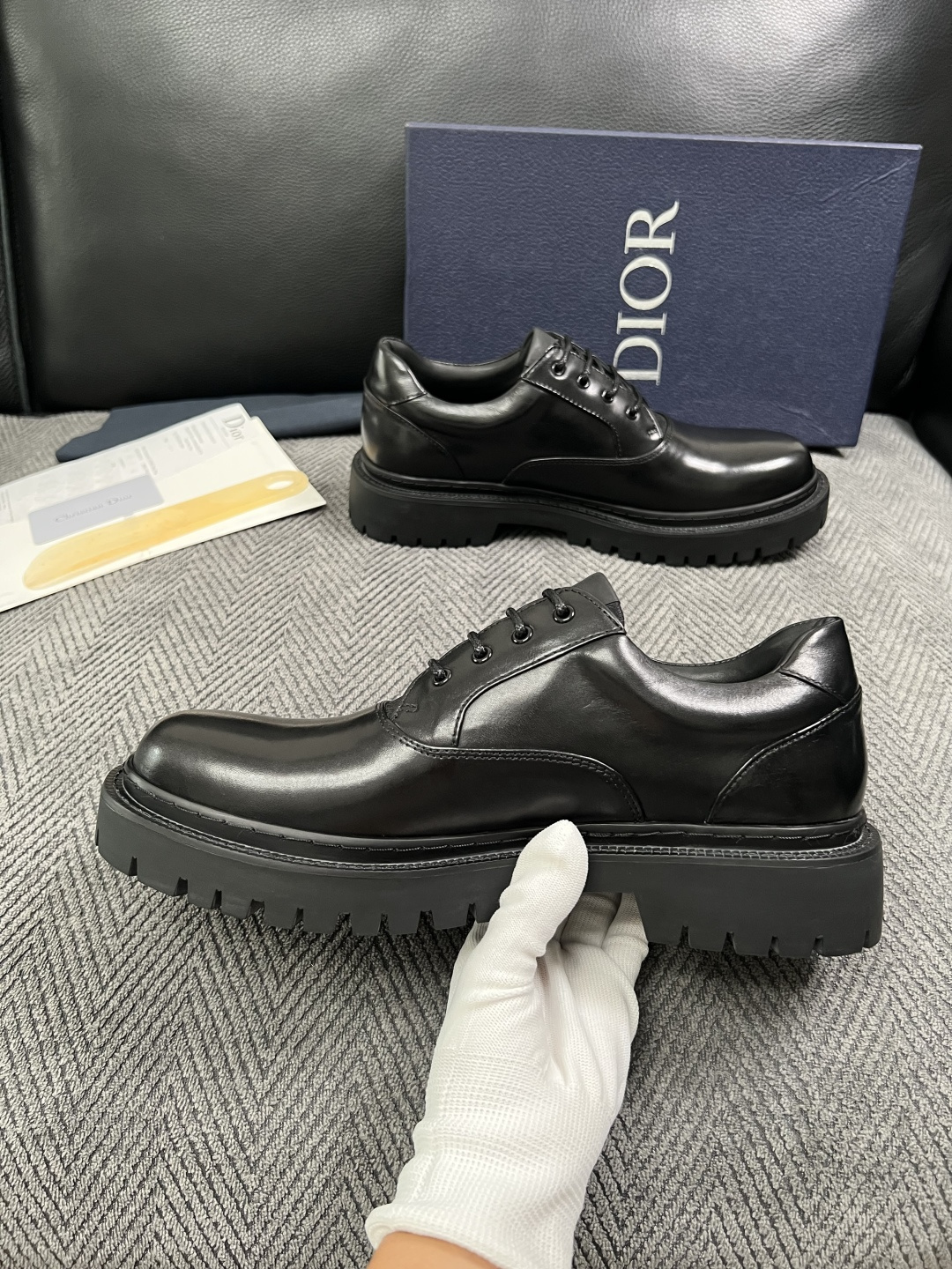 Dior  高品质 顶级工艺品 迪奥  专柜同步 原厂配置，意大利进口原版牛皮面料，透气舒适进口水染牛里垫，鞋底：原厂特