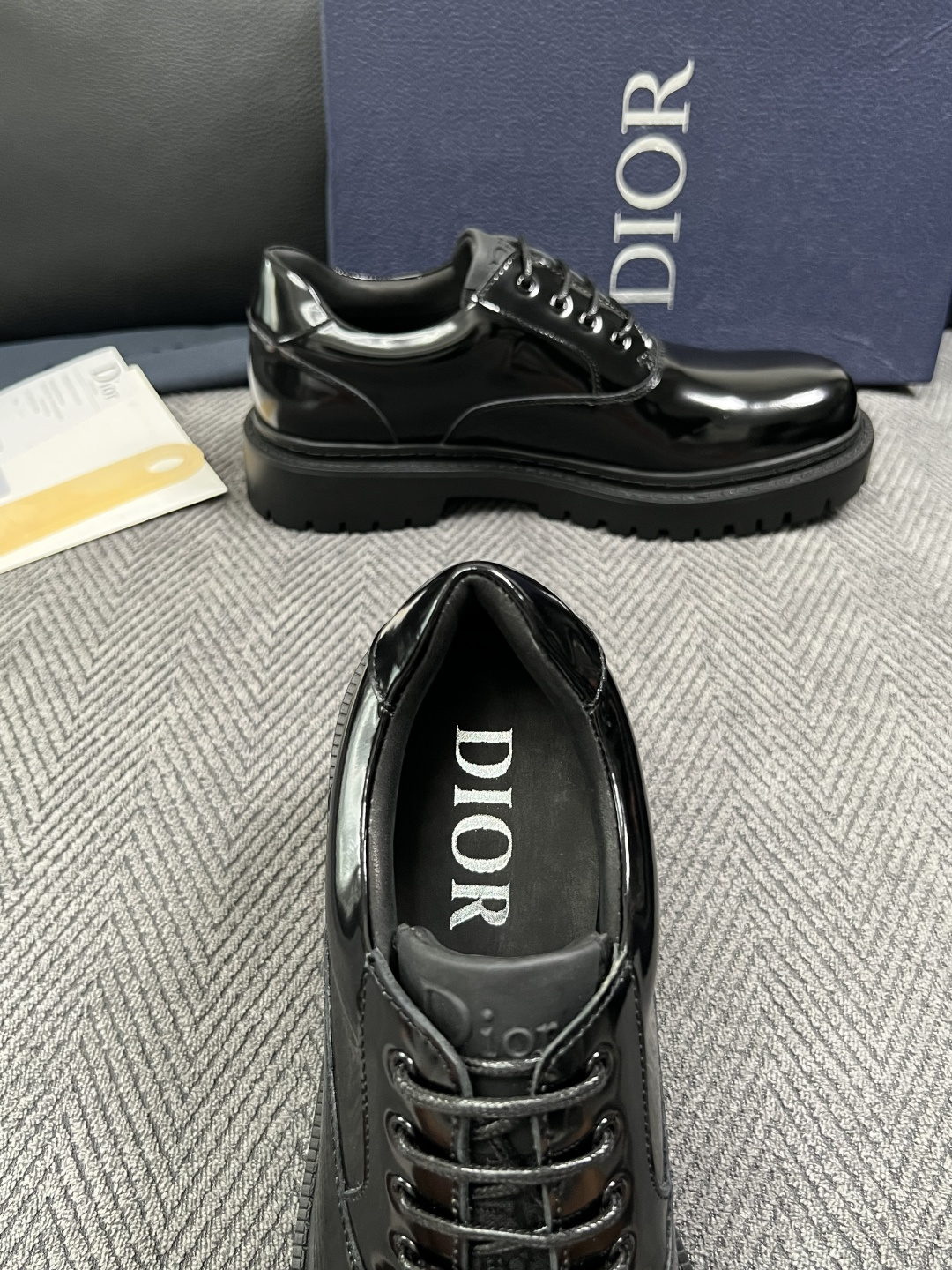 Dior  高品质 顶级工艺品 迪奥  专柜同步 原厂配置，意大利进口原版牛皮面料，透气舒适进口水染牛里垫，鞋底：原厂特