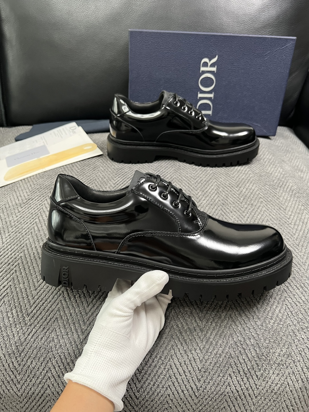Dior  高品质 顶级工艺品 迪奥  专柜同步 原厂配置，意大利进口原版牛皮面料，透气舒适进口水染牛里垫，鞋底：原厂特