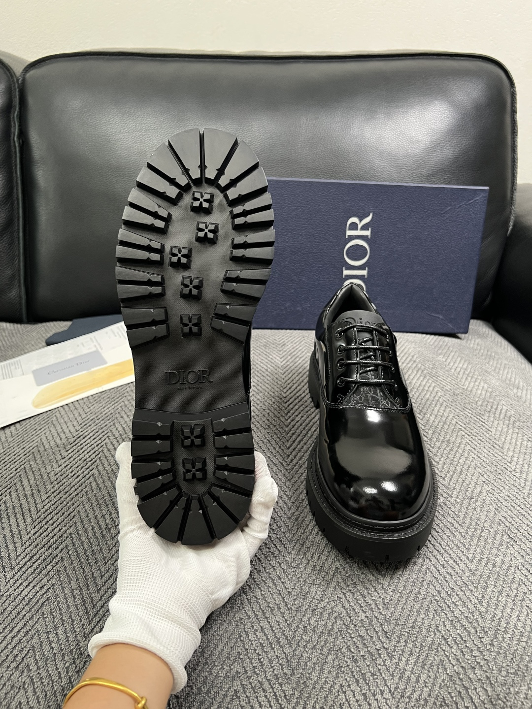 Dior  高品质 顶级工艺品 迪奥  专柜同步 原厂配置，意大利进口原版牛皮面料，透气舒适进口水染牛里垫，鞋底：原厂特