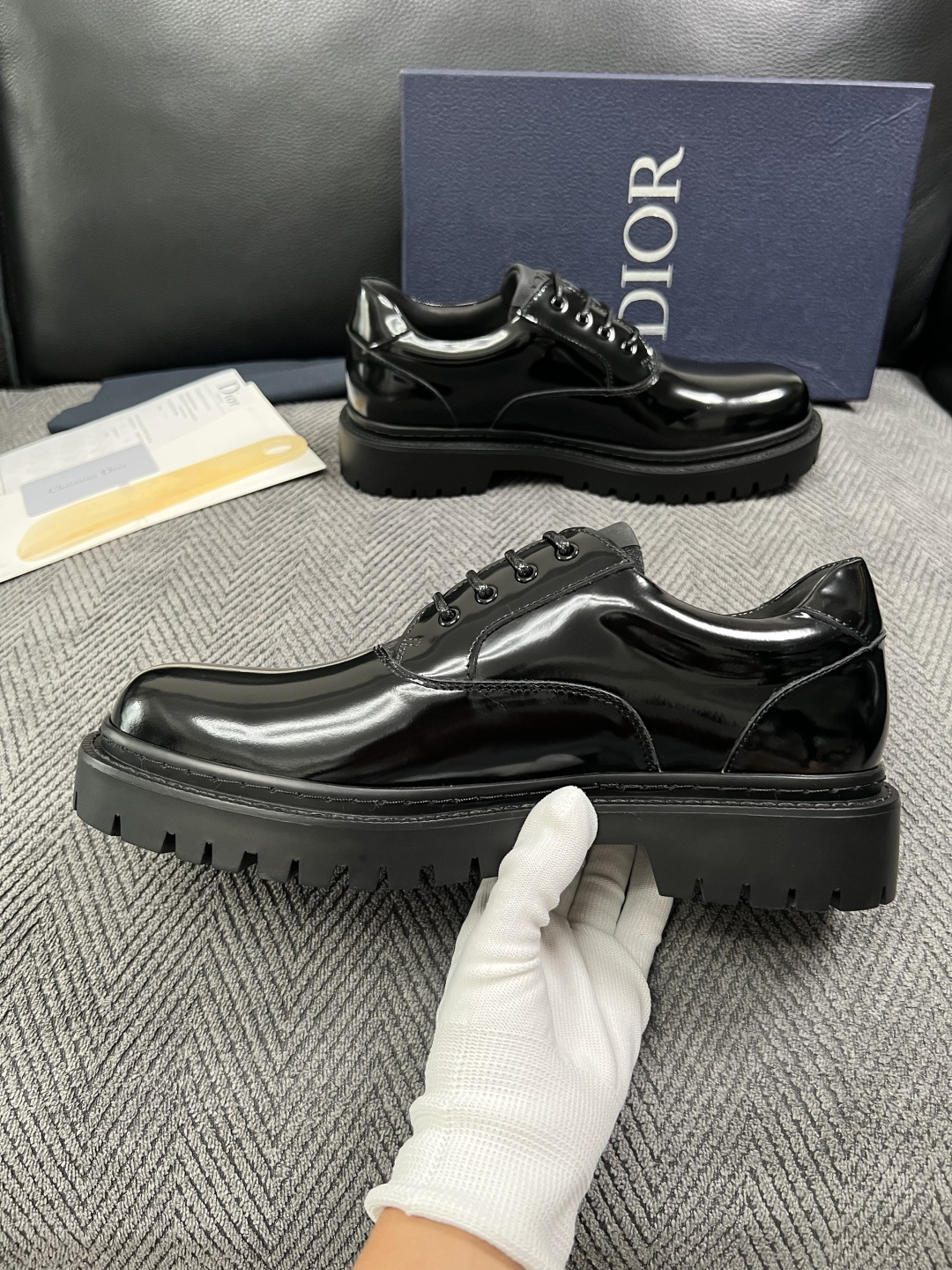 Dior  高品质 顶级工艺品 迪奥  专柜同步 原厂配置，意大利进口原版牛皮面料，透气舒适进口水染牛里垫，鞋底：原厂特