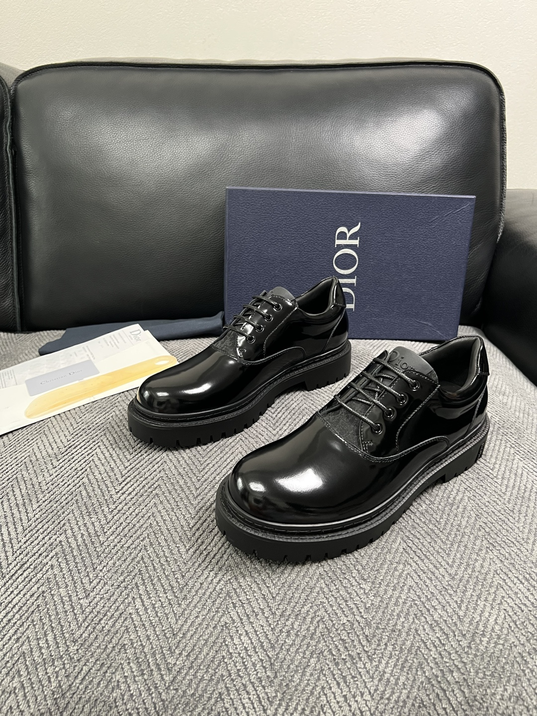 Dior  高品质 顶级工艺品 迪奥  专柜同步 原厂配置，意大利进口原版牛皮面料，透气舒适进口水染牛里垫，鞋底：原厂特