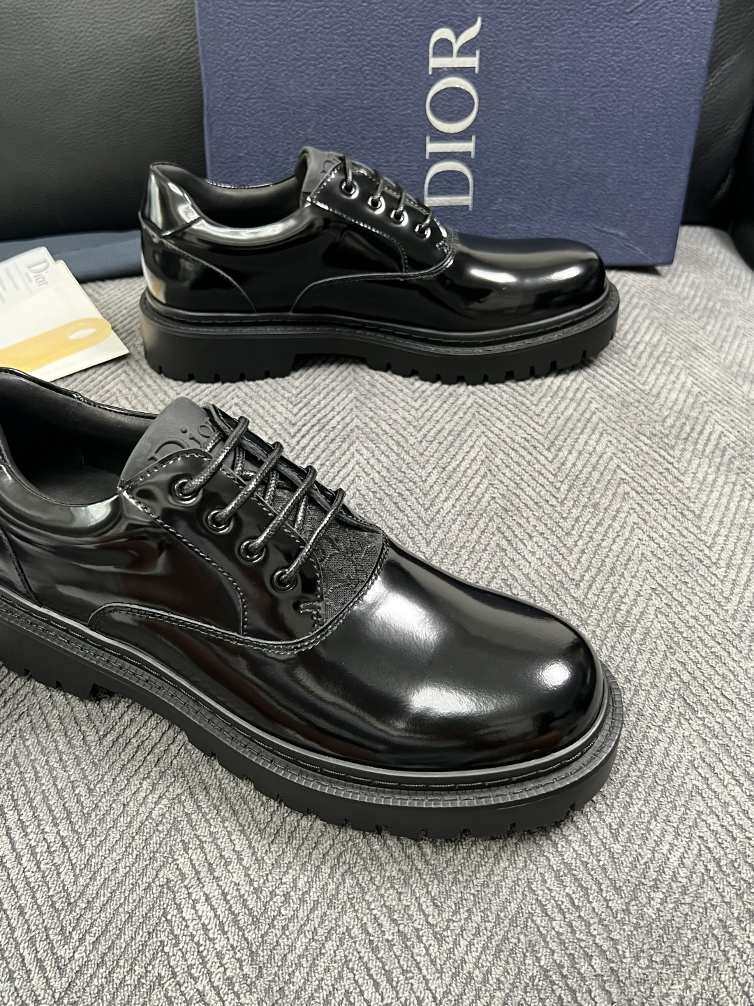 Dior  高品质 顶级工艺品 迪奥  专柜同步 原厂配置，意大利进口原版牛皮面料，透气舒适进口水染牛里垫，鞋底：原厂特