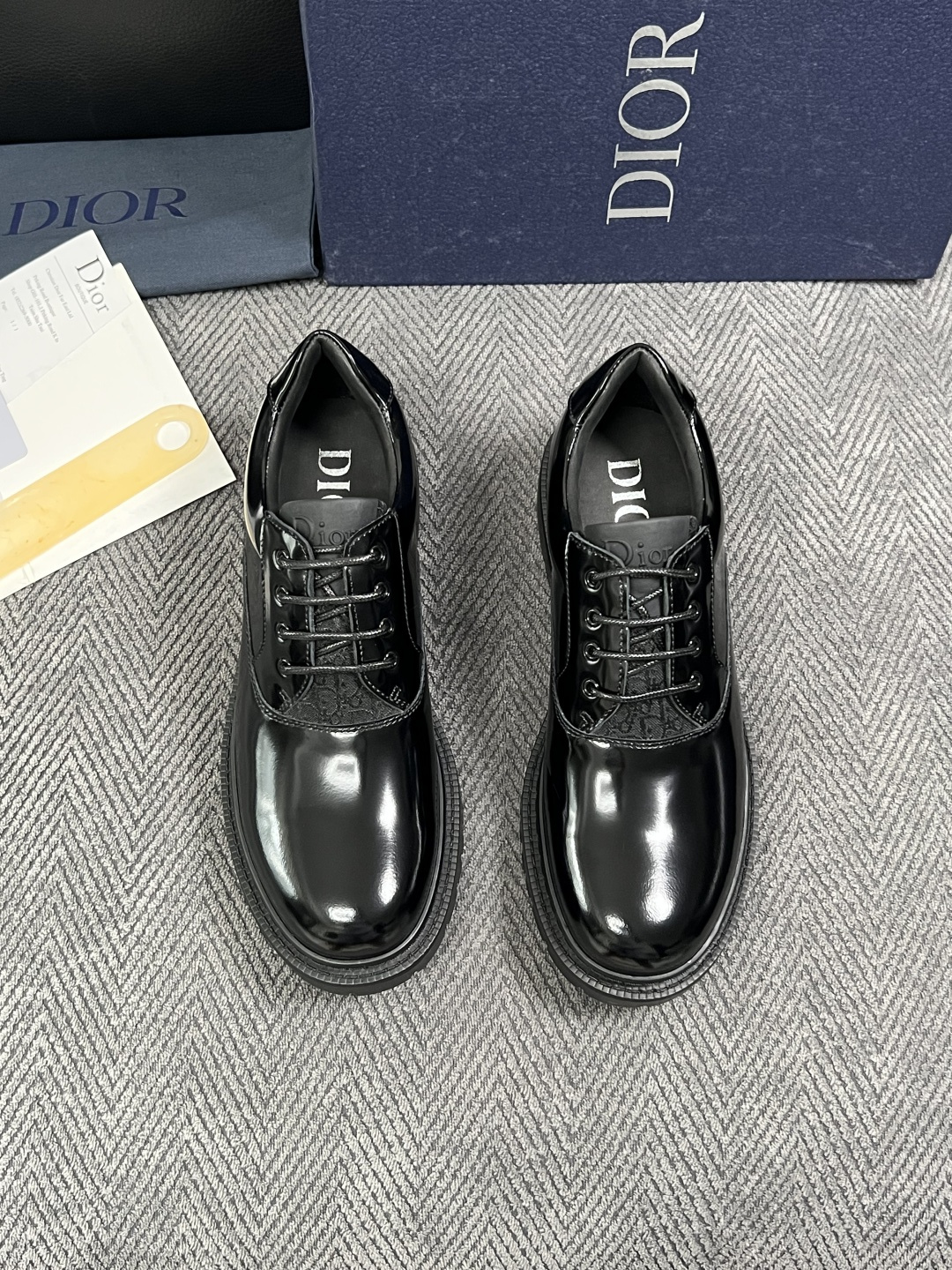 Dior  高品质 顶级工艺品 迪奥  专柜同步 原厂配置，意大利进口原版牛皮面料，透气舒适进口水染牛里垫，鞋底：原厂特