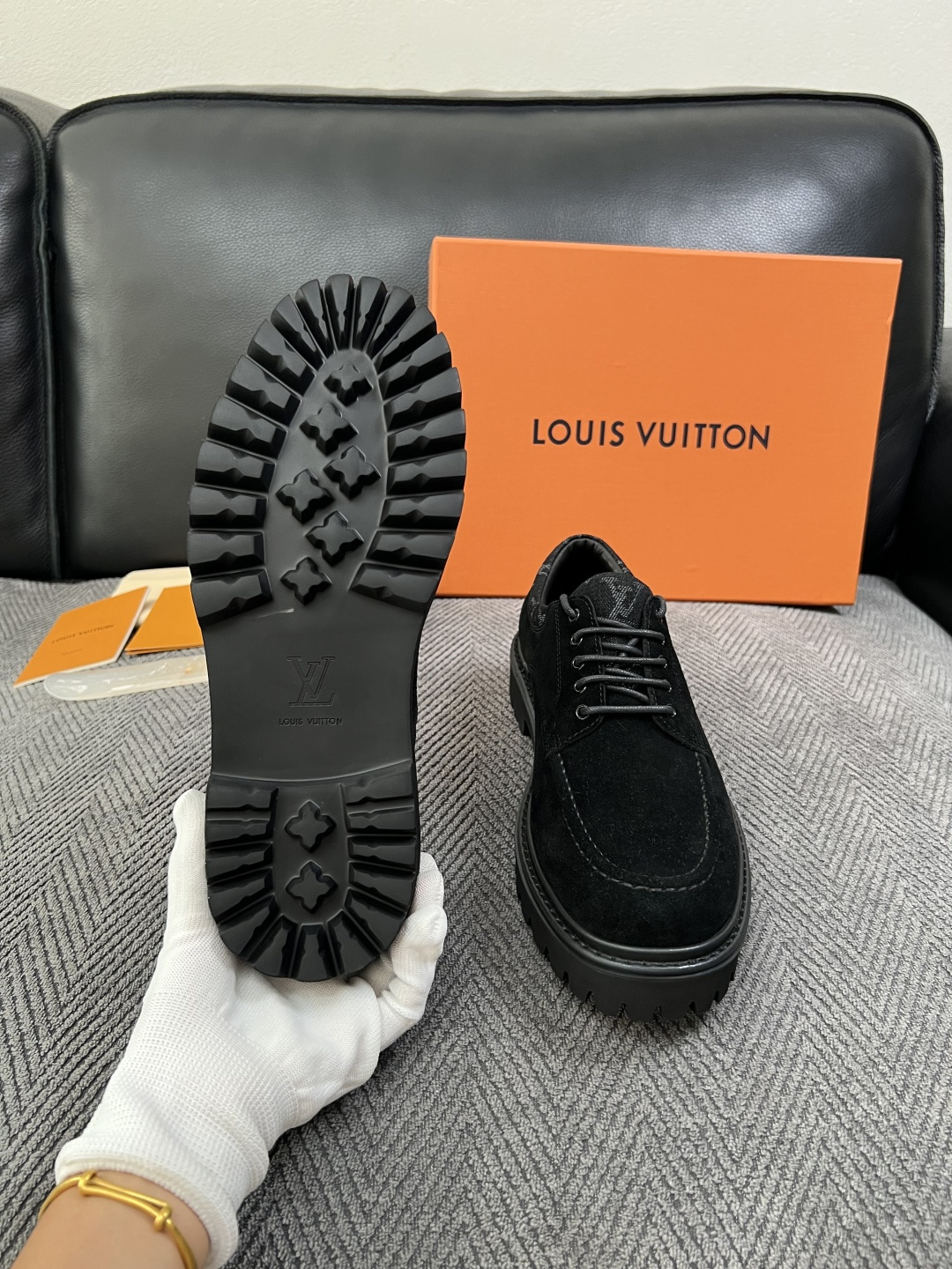 Lv  高品质  顶级代购  路易威登 皮鞋专柜同步，鞋面意大利进口，进口水染牛皮内里，鞋底：原厂特供原版底，原厂跟单货