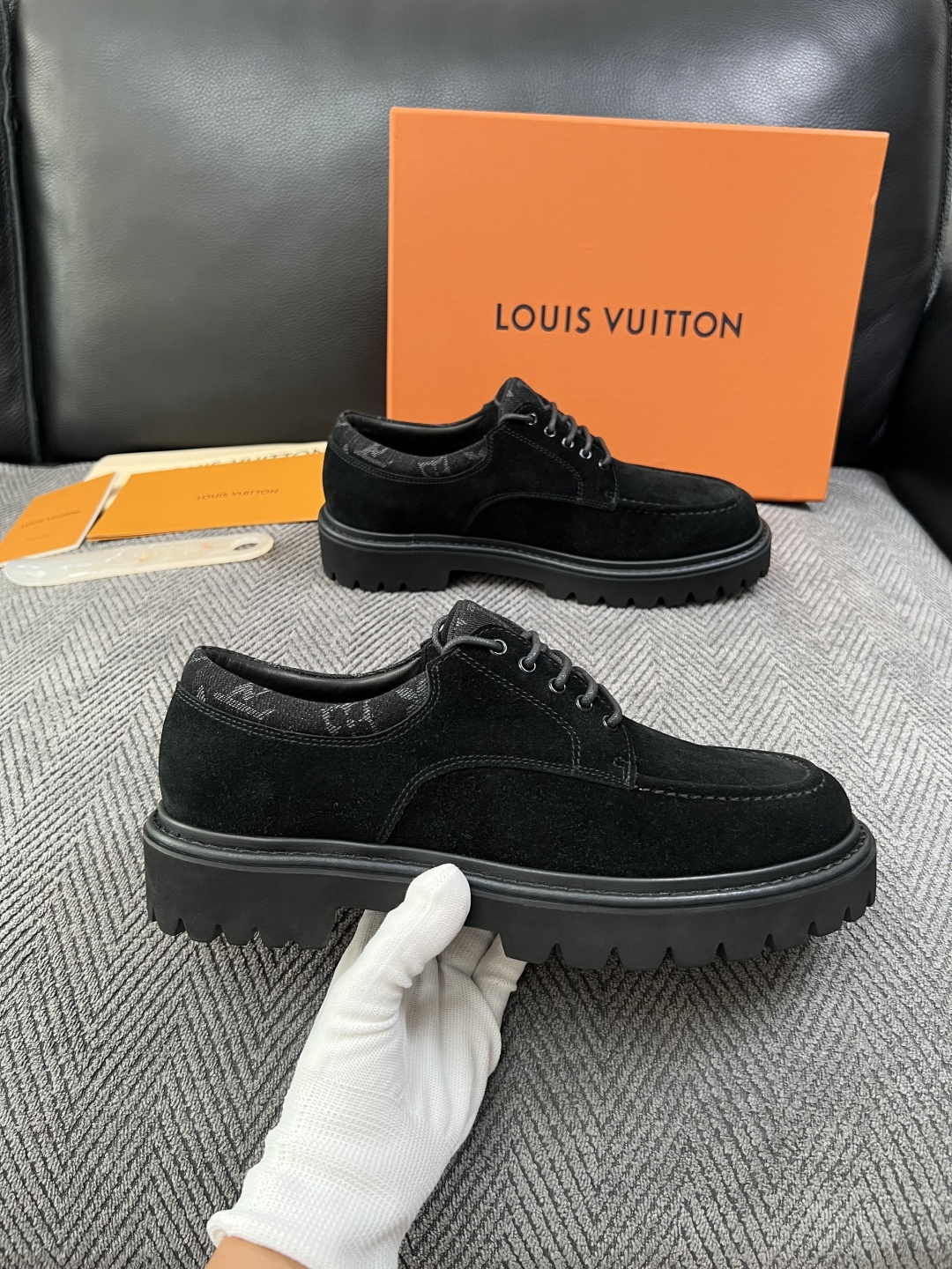 Lv  高品质  顶级代购  路易威登 皮鞋专柜同步，鞋面意大利进口，进口水染牛皮内里，鞋底：原厂特供原版底，原厂跟单货