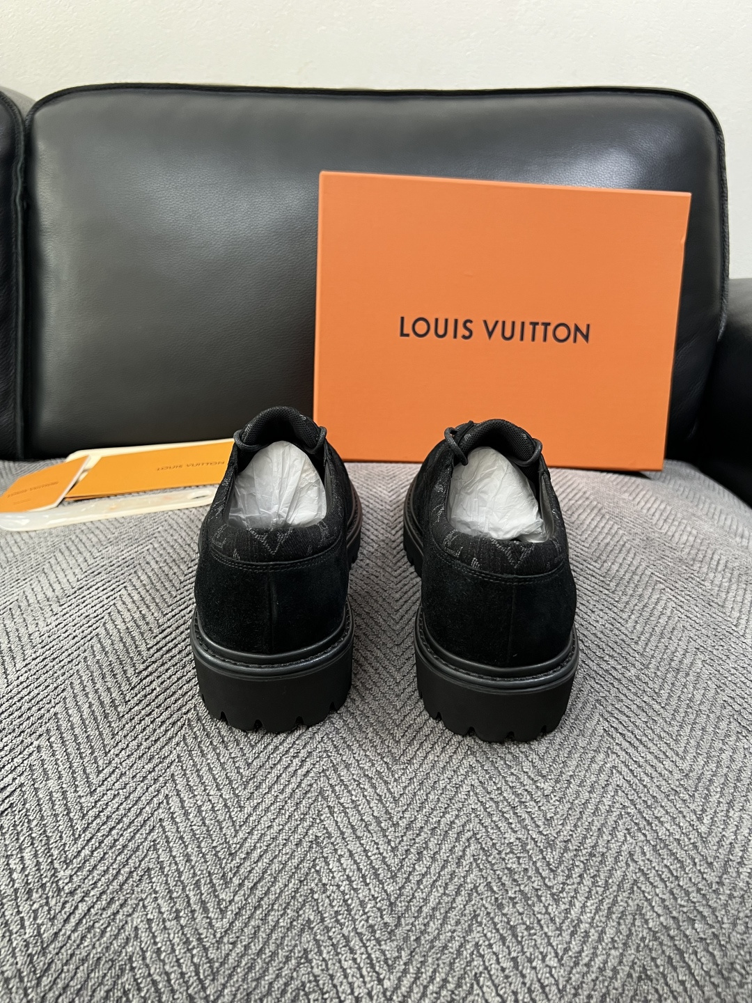 Lv  高品质  顶级代购  路易威登 皮鞋专柜同步，鞋面意大利进口，进口水染牛皮内里，鞋底：原厂特供原版底，原厂跟单货