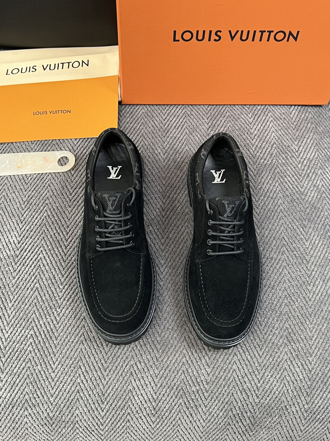 Lv  高品质  顶级代购  路易威登 皮鞋专柜同步，鞋面意大利进口，进口水染牛皮内里，鞋底：原厂特供原版底，原厂跟单货