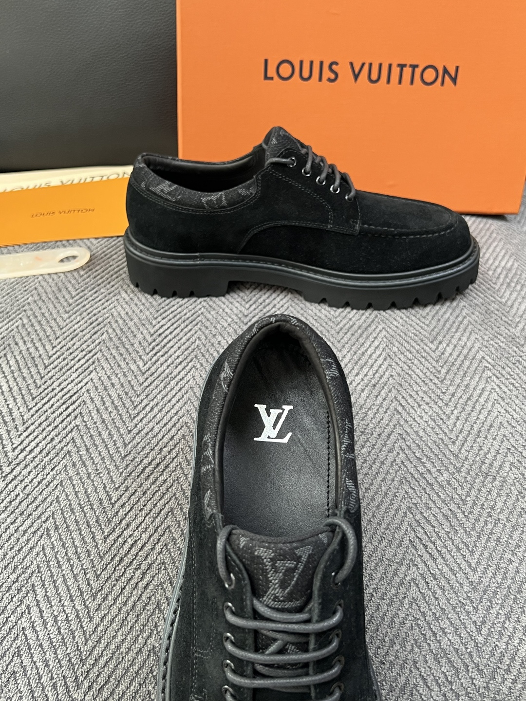 Lv  高品质  顶级代购  路易威登 皮鞋专柜同步，鞋面意大利进口，进口水染牛皮内里，鞋底：原厂特供原版底，原厂跟单货