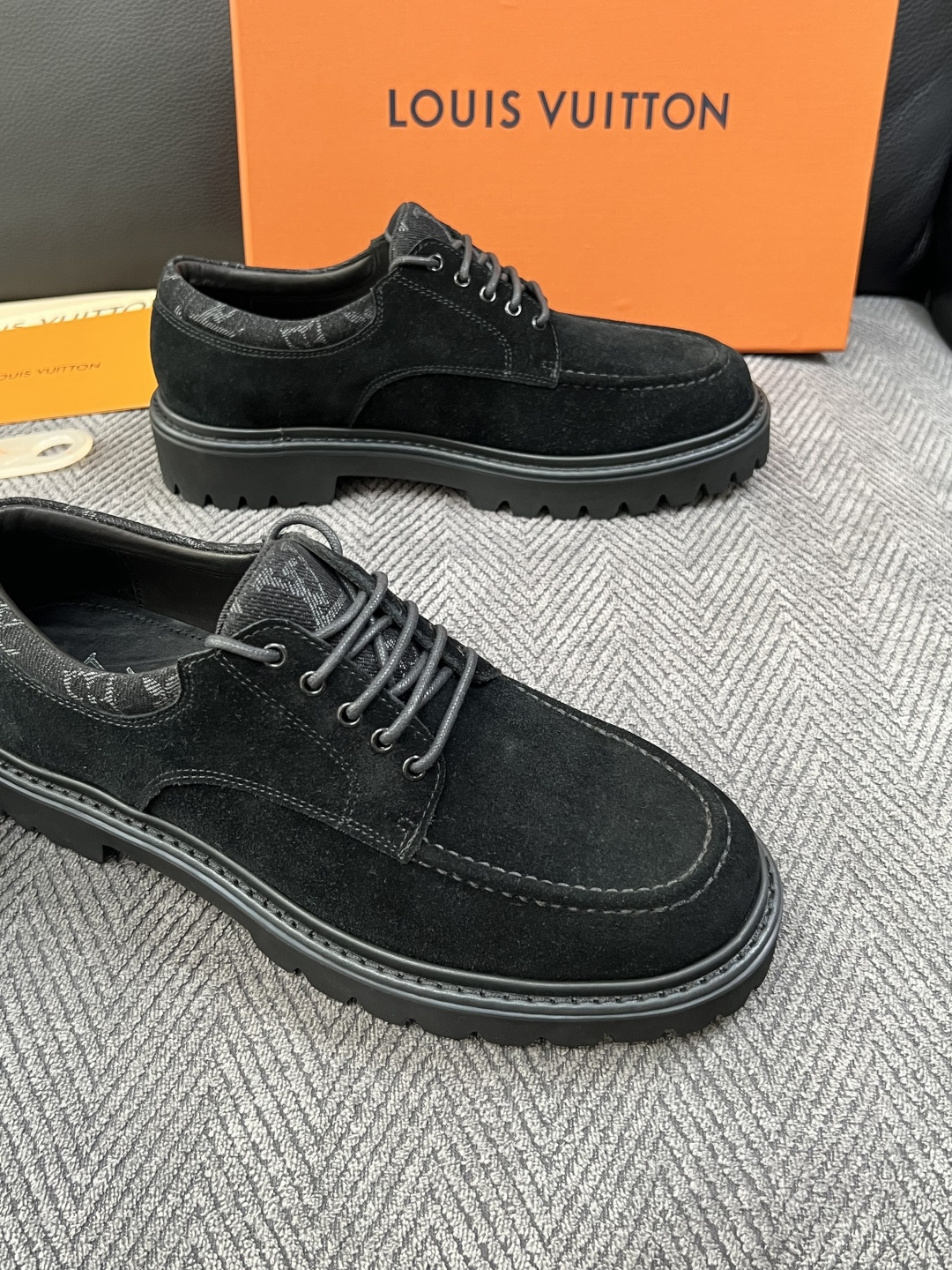 Lv  高品质  顶级代购  路易威登 皮鞋专柜同步，鞋面意大利进口，进口水染牛皮内里，鞋底：原厂特供原版底，原厂跟单货