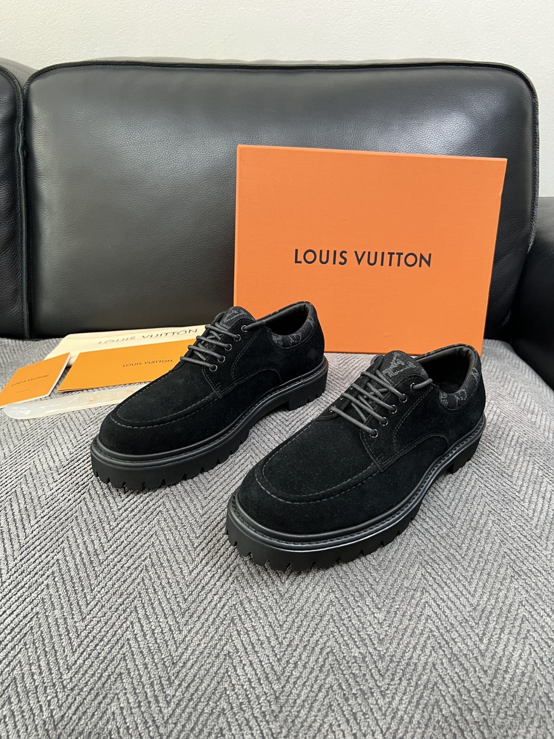 Lv  高品质  顶级代购  路易威登 皮鞋专柜同步，鞋面意大利进口，进口水染牛皮内里，鞋底：原厂特供原版底，原厂跟单货