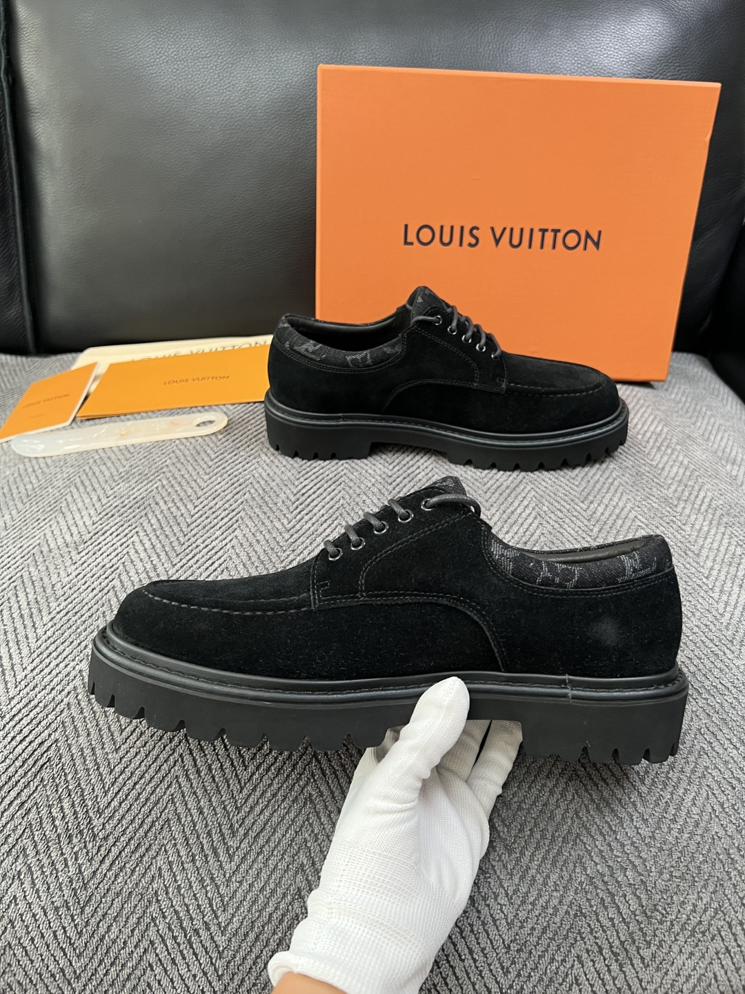Lv  高品质  顶级代购  路易威登 皮鞋专柜同步，鞋面意大利进口，进口水染牛皮内里，鞋底：原厂特供原版底，原厂跟单货
