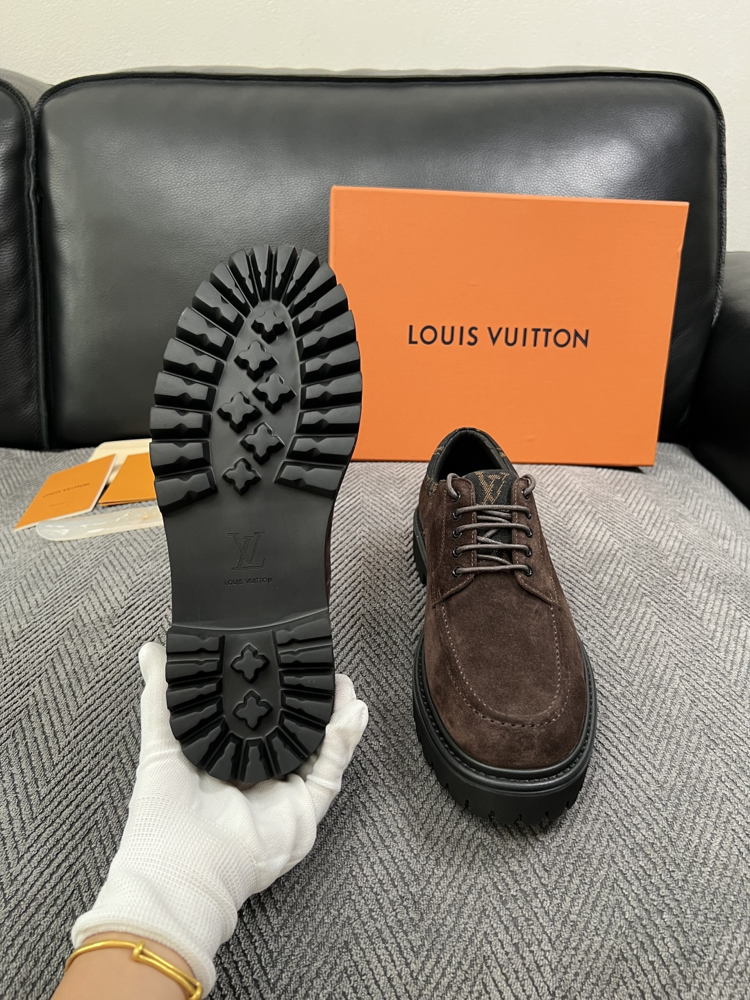 Lv  高品质  顶级代购  路易威登 皮鞋专柜同步，鞋面意大利进口，进口水染牛皮内里，鞋底：原厂特供原版底，原厂跟单货