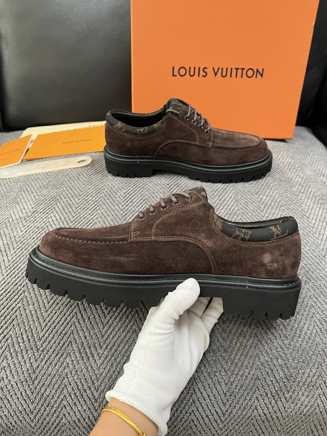 Lv  高品质  顶级代购  路易威登 皮鞋专柜同步，鞋面意大利进口，进口水染牛皮内里，鞋底：原厂特供原版底，原厂跟单货