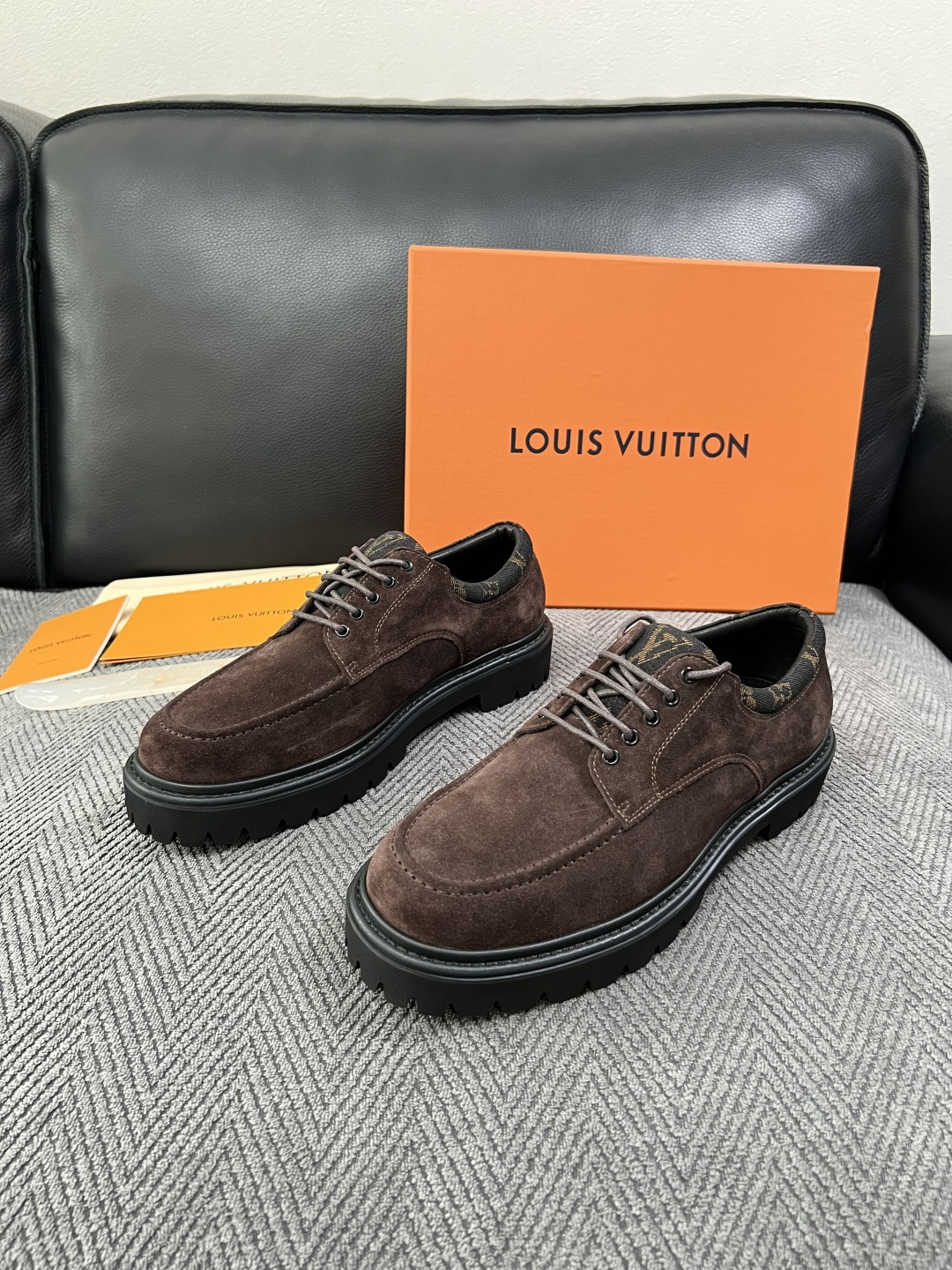 Lv  高品质  顶级代购  路易威登 皮鞋专柜同步，鞋面意大利进口，进口水染牛皮内里，鞋底：原厂特供原版底，原厂跟单货