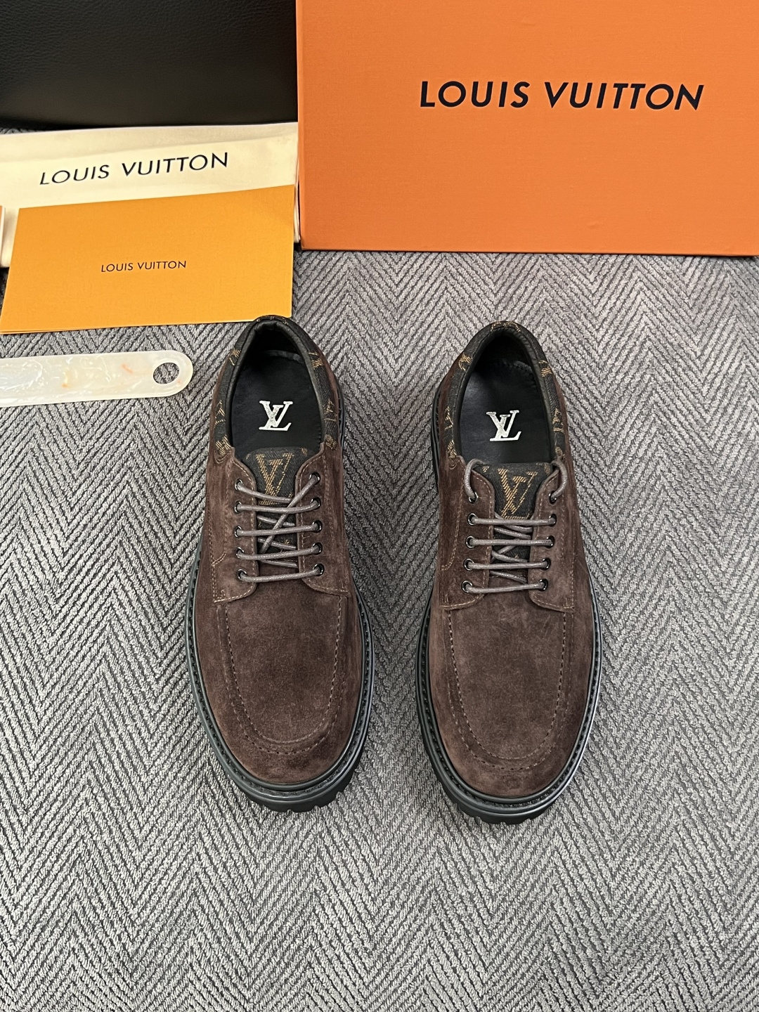Lv  高品质  顶级代购  路易威登 皮鞋专柜同步，鞋面意大利进口，进口水染牛皮内里，鞋底：原厂特供原版底，原厂跟单货