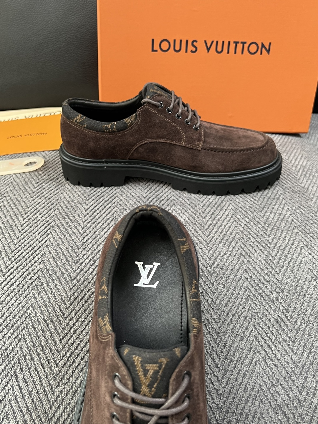 Lv  高品质  顶级代购  路易威登 皮鞋专柜同步，鞋面意大利进口，进口水染牛皮内里，鞋底：原厂特供原版底，原厂跟单货