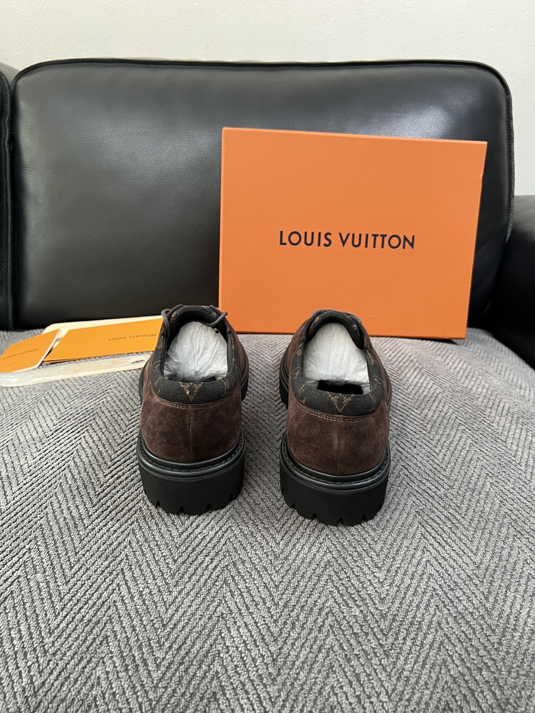 Lv  高品质  顶级代购  路易威登 皮鞋专柜同步，鞋面意大利进口，进口水染牛皮内里，鞋底：原厂特供原版底，原厂跟单货