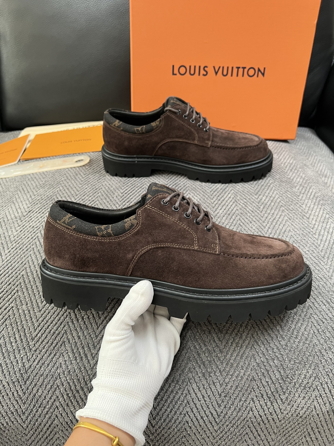 Lv  高品质  顶级代购  路易威登 皮鞋专柜同步，鞋面意大利进口，进口水染牛皮内里，鞋底：原厂特供原版底，原厂跟单货