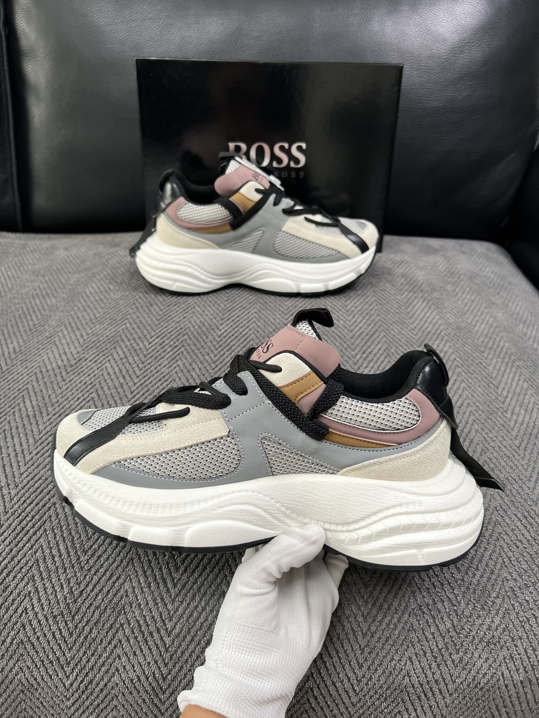 BOSS  高品质 顶级工艺品  博斯  专柜同步原厂配置，意大利进口牛皮面料牛内里垫，高品质拼接复杂工艺，透气舒适 鞋