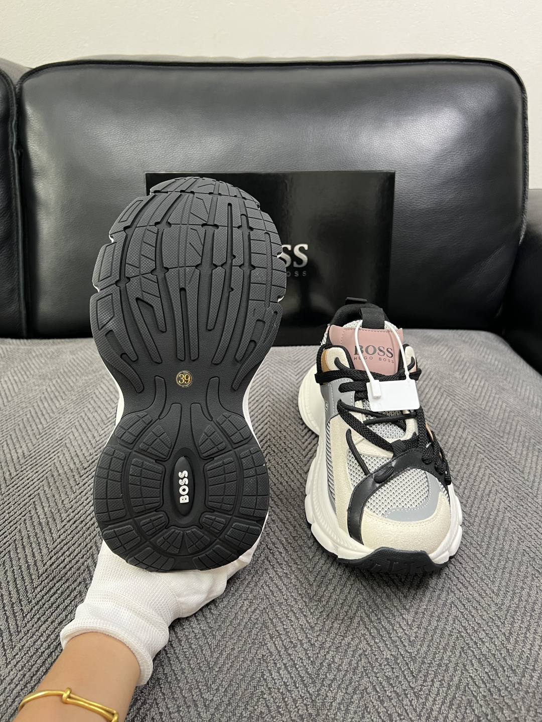 BOSS  高品质 顶级工艺品  博斯  专柜同步原厂配置，意大利进口牛皮面料牛内里垫，高品质拼接复杂工艺，透气舒适 鞋