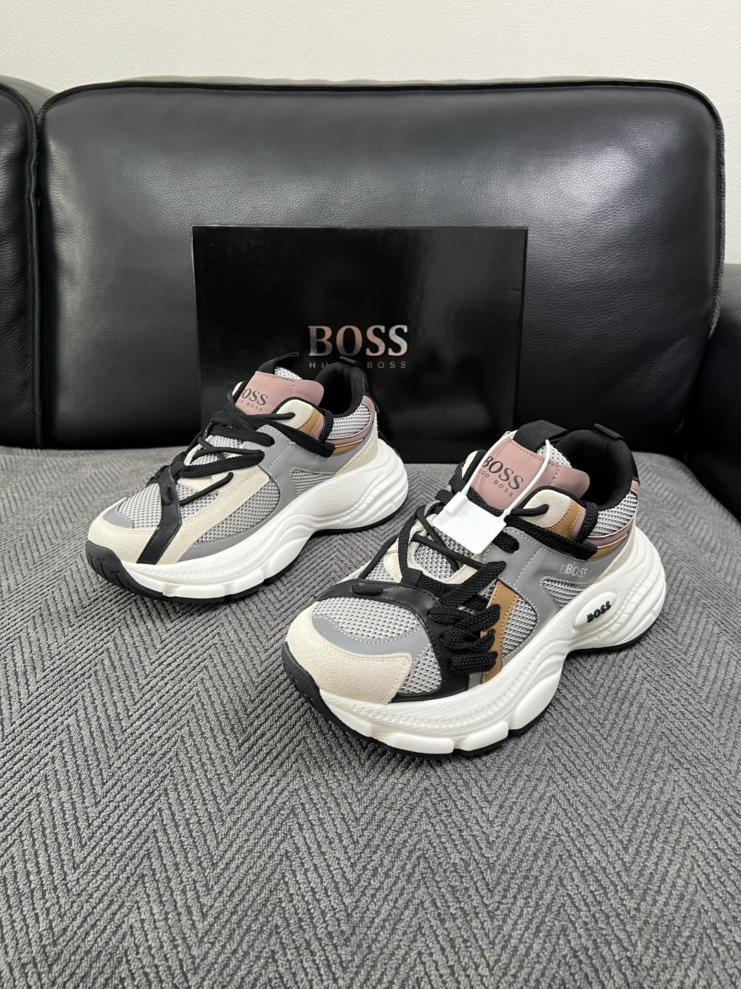 BOSS  高品质 顶级工艺品  博斯  专柜同步原厂配置，意大利进口牛皮面料牛内里垫，高品质拼接复杂工艺，透气舒适 鞋