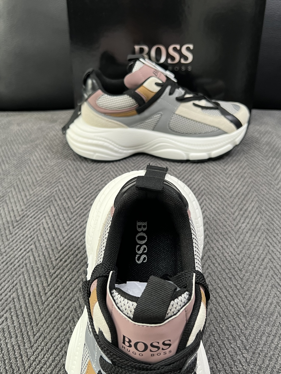 BOSS  高品质 顶级工艺品  博斯  专柜同步原厂配置，意大利进口牛皮面料牛内里垫，高品质拼接复杂工艺，透气舒适 鞋