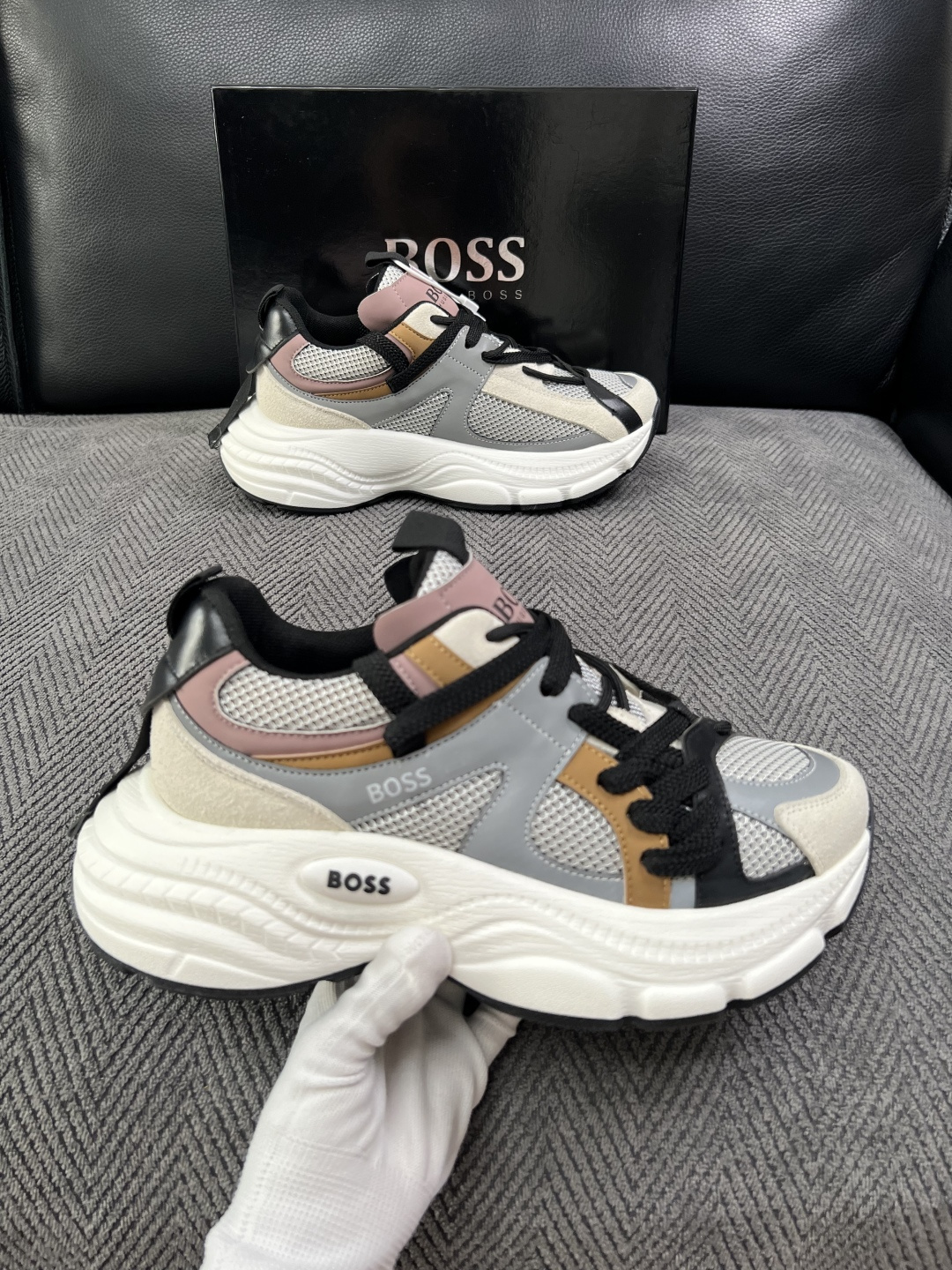 BOSS  高品质 顶级工艺品  博斯  专柜同步原厂配置，意大利进口牛皮面料牛内里垫，高品质拼接复杂工艺，透气舒适 鞋