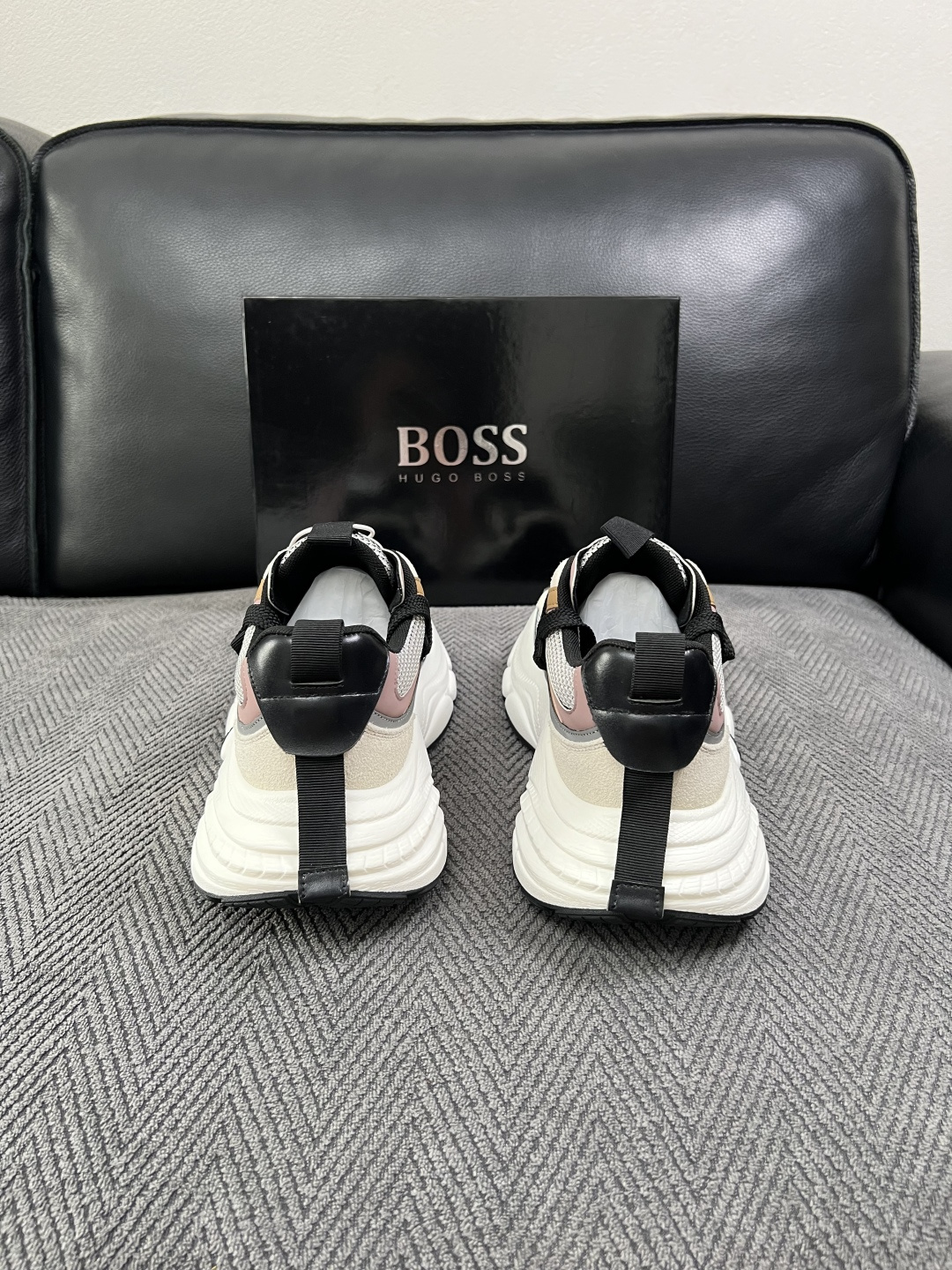 BOSS  高品质 顶级工艺品  博斯  专柜同步原厂配置，意大利进口牛皮面料牛内里垫，高品质拼接复杂工艺，透气舒适 鞋