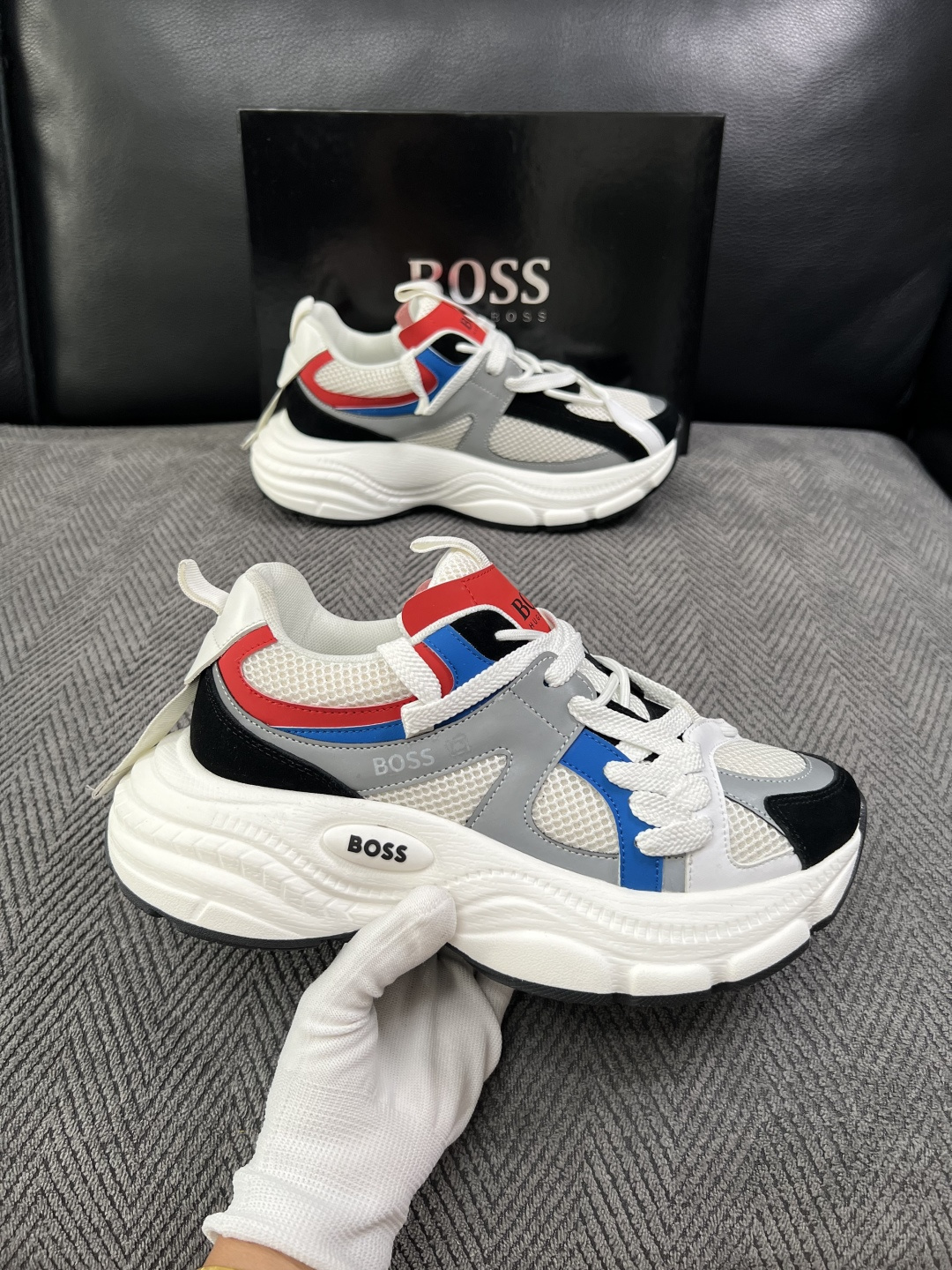 BOSS  高品质 顶级工艺品  博斯  专柜同步原厂配置，意大利进口牛皮面料牛内里垫，高品质拼接复杂工艺，透气舒适 鞋