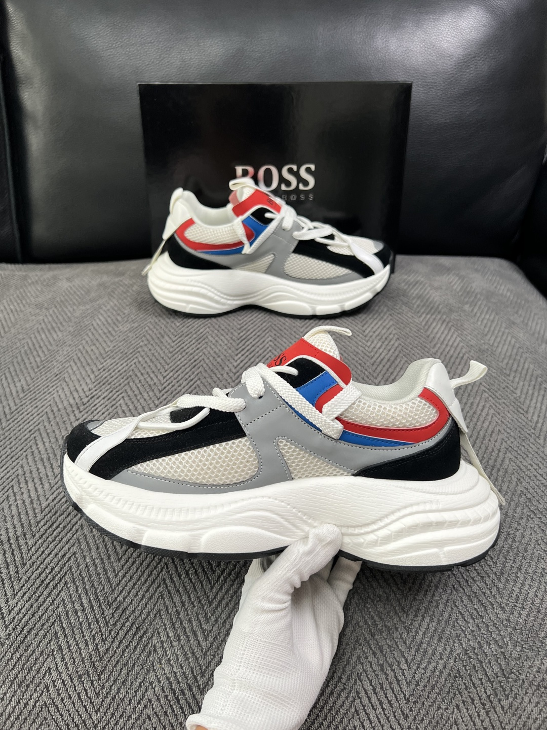 BOSS  高品质 顶级工艺品  博斯  专柜同步原厂配置，意大利进口牛皮面料牛内里垫，高品质拼接复杂工艺，透气舒适 鞋