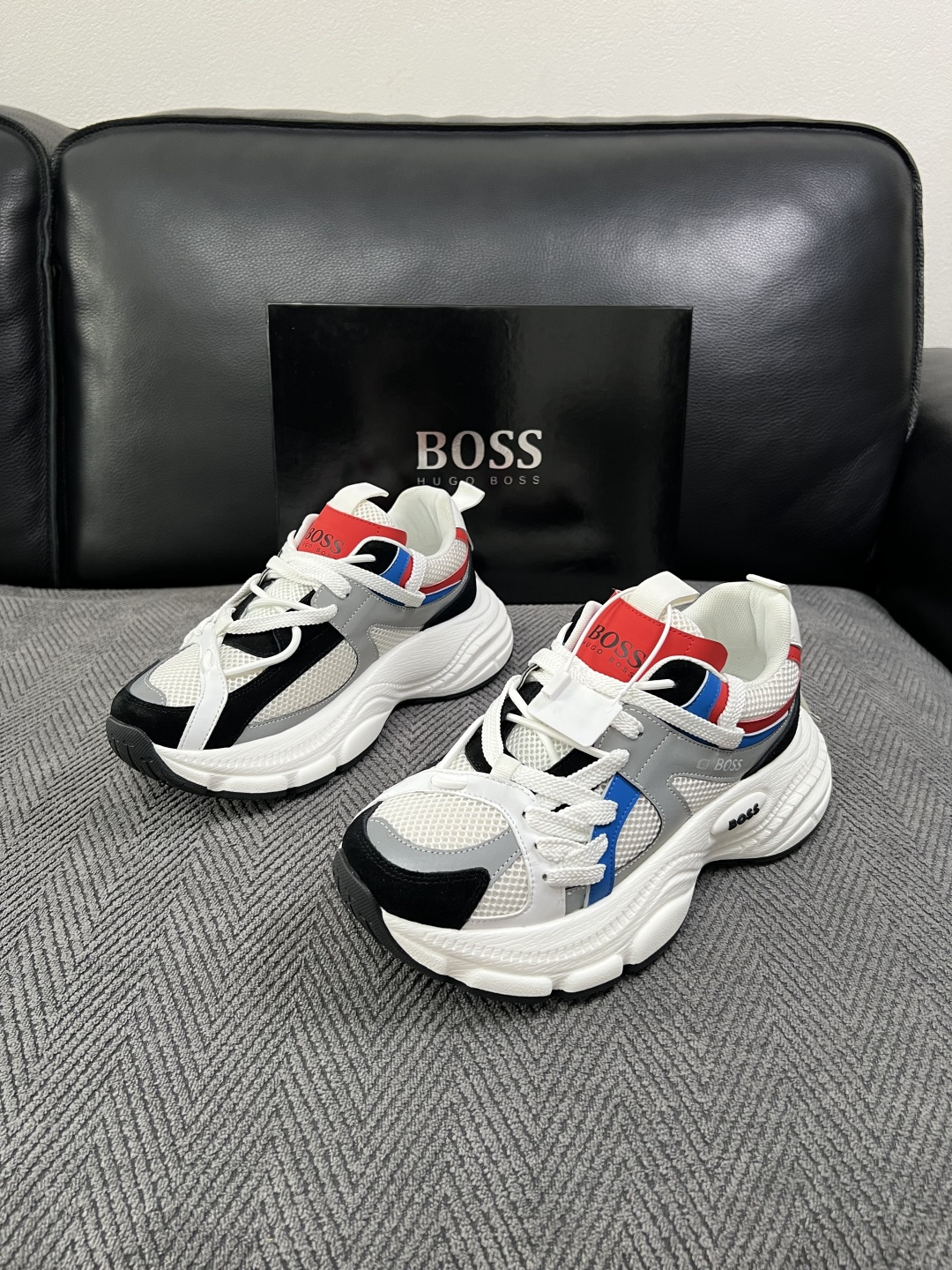 BOSS  高品质 顶级工艺品  博斯  专柜同步原厂配置，意大利进口牛皮面料牛内里垫，高品质拼接复杂工艺，透气舒适 鞋