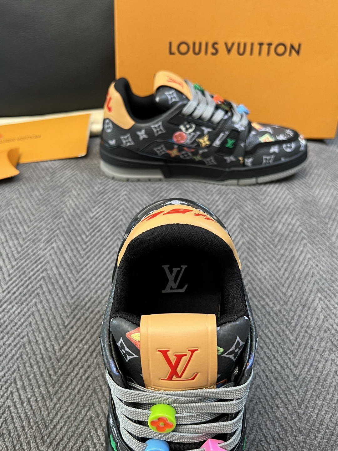 Lv  高品质  顶级工艺品  路易威登，运动板鞋专柜同步，鞋面意大利进口，高品质拼接缤纷色彩复杂工艺品，进口网布里垫柔