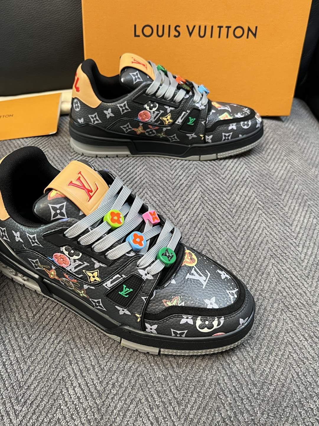 Lv  高品质  顶级工艺品  路易威登，运动板鞋专柜同步，鞋面意大利进口，高品质拼接缤纷色彩复杂工艺品，进口网布里垫柔