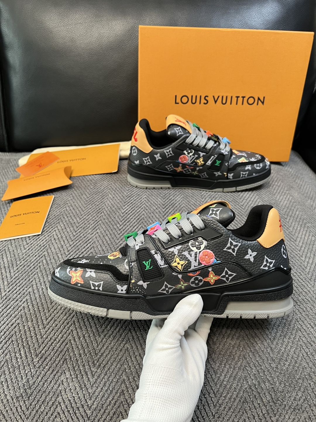 Lv  高品质  顶级工艺品  路易威登，运动板鞋专柜同步，鞋面意大利进口，高品质拼接缤纷色彩复杂工艺品，进口网布里垫柔
