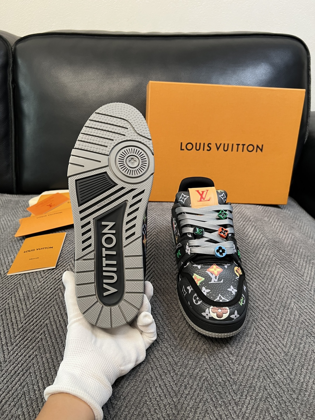 Lv  高品质  顶级工艺品  路易威登，运动板鞋专柜同步，鞋面意大利进口，高品质拼接缤纷色彩复杂工艺品，进口网布里垫柔