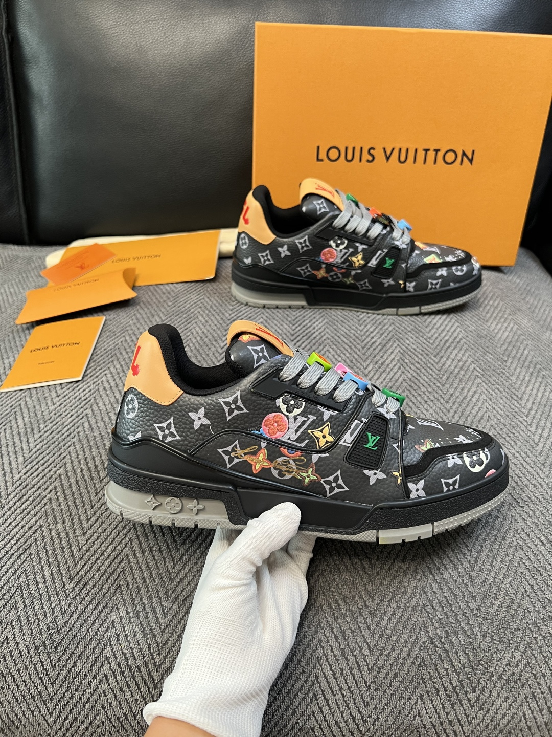 Lv  高品质  顶级工艺品  路易威登，运动板鞋专柜同步，鞋面意大利进口，高品质拼接缤纷色彩复杂工艺品，进口网布里垫柔