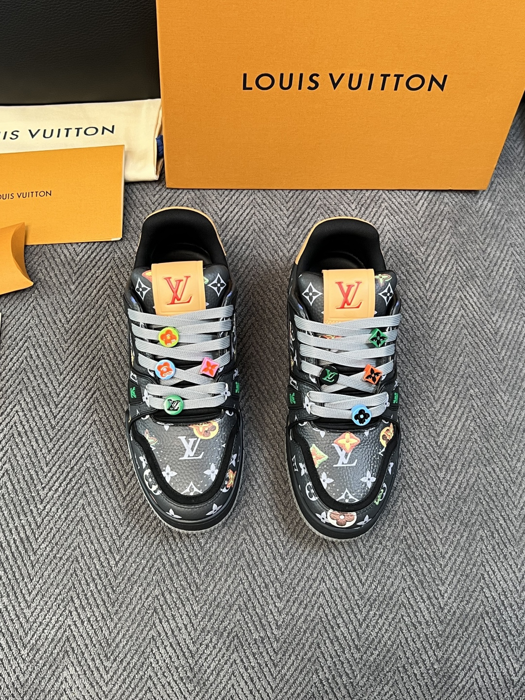 Lv  高品质  顶级工艺品  路易威登，运动板鞋专柜同步，鞋面意大利进口，高品质拼接缤纷色彩复杂工艺品，进口网布里垫柔