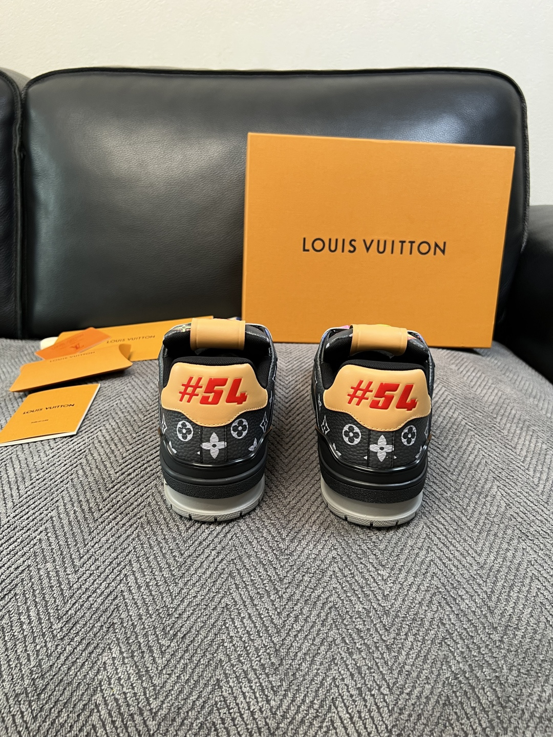 Lv  高品质  顶级工艺品  路易威登，运动板鞋专柜同步，鞋面意大利进口，高品质拼接缤纷色彩复杂工艺品，进口网布里垫柔