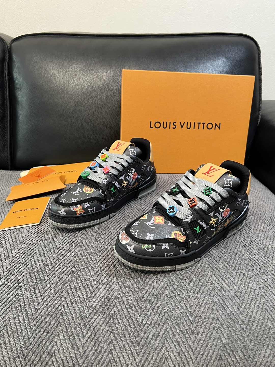 Lv  高品质  顶级工艺品  路易威登，运动板鞋专柜同步，鞋面意大利进口，高品质拼接缤纷色彩复杂工艺品，进口网布里垫柔