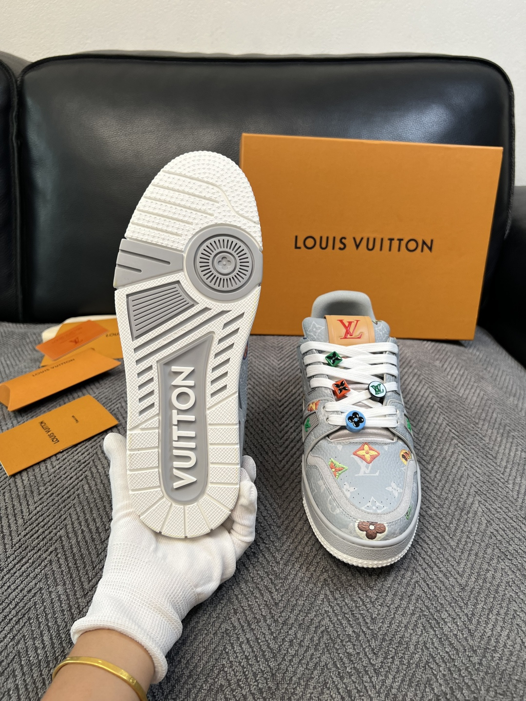 Lv  高品质  顶级工艺品  路易威登，运动板鞋专柜同步，鞋面意大利进口，高品质拼接缤纷色彩复杂工艺品，进口网布里垫柔