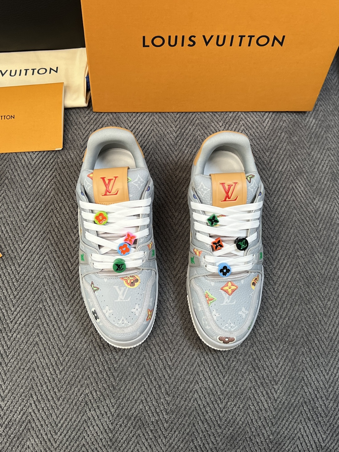 Lv  高品质  顶级工艺品  路易威登，运动板鞋专柜同步，鞋面意大利进口，高品质拼接缤纷色彩复杂工艺品，进口网布里垫柔