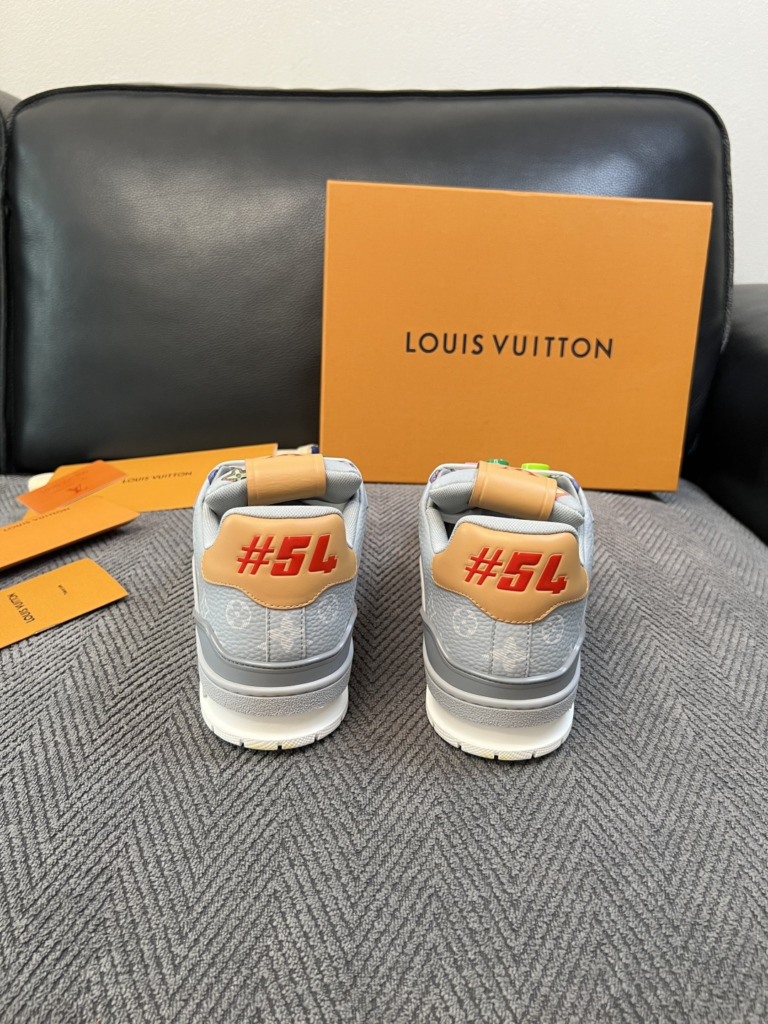 Lv  高品质  顶级工艺品  路易威登，运动板鞋专柜同步，鞋面意大利进口，高品质拼接缤纷色彩复杂工艺品，进口网布里垫柔