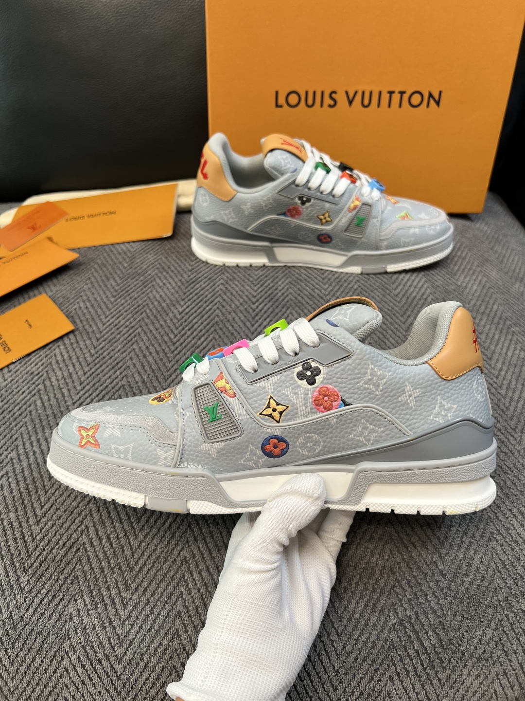 Lv  高品质  顶级工艺品  路易威登，运动板鞋专柜同步，鞋面意大利进口，高品质拼接缤纷色彩复杂工艺品，进口网布里垫柔